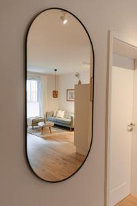 a mirror on a wall in a living room at Holt Stuuv in Ratzeburg