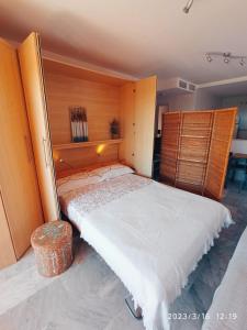ein Schlafzimmer mit einem großen weißen Bett in einem Zimmer in der Unterkunft APARTAMENTOS LOS HIDALGO GOLF in Manilva