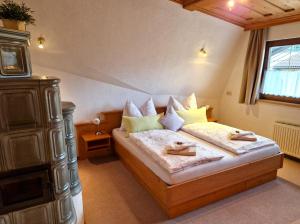1 dormitorio con 1 cama con toallas en Appartement am Hauser Kaibling, en Haus im Ennstal