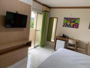 Uma TV ou centro de entretenimento em GOLDEN DOLPHIN Resort - Grand & Express - Caldas Novas - COM TV A CABO - Aguas Termais