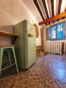 cocina con nevera verde en una habitación en Casa Albarrana, en Talavera de la Reina