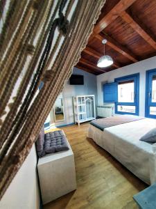 塔拉韋拉－德拉雷納的住宿－Casa Albarrana，一间卧室配有一张床和一张沙发