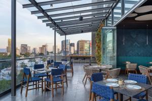 Un restaurante u otro lugar para comer en voco Guadalajara Neruda by IHG