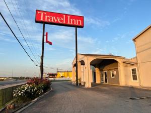 una señal de la posada de viajes frente a un edificio en Travel Inn lackland Sea World, en San Antonio