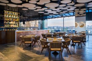 Un restaurante u otro lugar para comer en voco Guadalajara Neruda by IHG