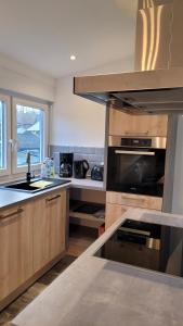 uma cozinha com um lavatório e um fogão forno superior em Apartment "The Loft" in Heiligenhafen em Heiligenhafen
