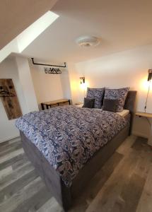 ein Schlafzimmer mit einem großen Bett in einem Zimmer in der Unterkunft Apartment "The Loft" in Heiligenhafen in Heiligenhafen