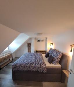 ein Schlafzimmer mit einem großen Bett im Dachgeschoss in der Unterkunft Apartment "The Loft" in Heiligenhafen in Heiligenhafen