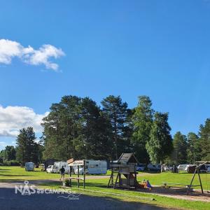 un parque con mesa de picnic y parque infantil en Nås Camping Dalarna, stuga nr 6, en Nås