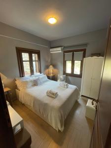 Un dormitorio con una cama grande con toallas. en Siki House, en Sikí
