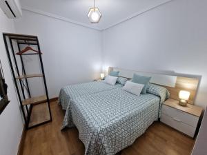 1 dormitorio con 1 cama con edredón azul en Vivienda Turistica IBAMA2, en Ciudad Rodrigo