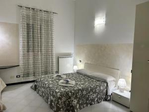 een slaapkamer met een bed met een zwart-witte deken bij Ohana by Casimiro in Trapani