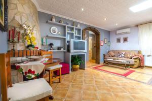 ein Wohnzimmer mit einem Sofa und einem Tisch in der Unterkunft Club Villamar - Leticia in Vidreres