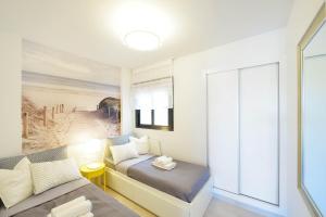 Un dormitorio con una cama y un sofá y una ventana. en 102 Dream Sea View Magic Apartment in La Mata, en La Mata