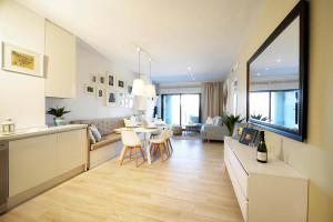 Una cocina y una sala de estar con mesa y sillas. en 102 Dream Sea View Magic Apartment in La Mata, en La Mata