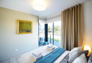 Un dormitorio con una cama y una ventana grande. en 102 Dream Sea View Magic Apartment in La Mata, en La Mata 11 fotos más