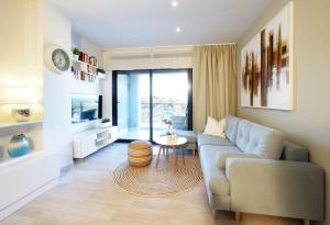 una sala de estar con un sofá y una mesa en 102 Dream Sea View Magic Apartment in La Mata, en La Mata