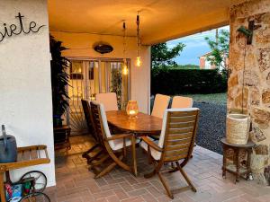 un tavolo e sedie di legno su un patio di Club Villamar - Casa Siete a Llagostera
