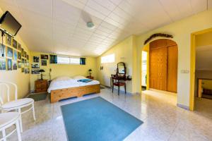 una camera con letto e tappeto blu di Club Villamar - Casa Siete a Llagostera Altre 40 foto