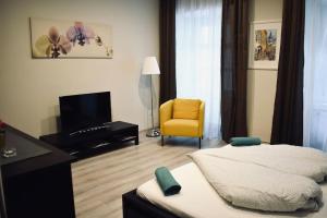 Habitación de hotel con cama y silla en Scarbantia Casa, en Sopron