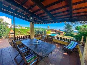 - une table et des chaises sur une terrasse avec vue dans l'établissement Club Villamar - Rubia, à Calonge