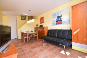 Televízia a/alebo spoločenská miestnosť v ubytovaní Club Villamar - Cala Llevado 19
