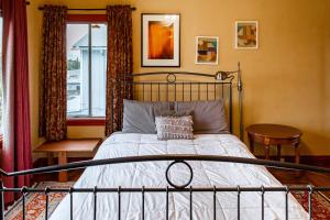 A bed or beds in a room at Beautiful, Historic Family Home near Lake Merritt