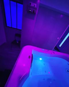 Foto dalla galleria di Jacuzzi privé arrivée autonome a Conflans-Sainte-Honorine