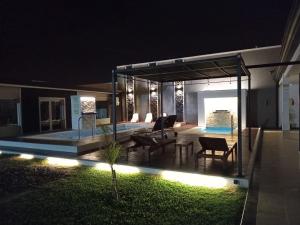 una casa con piscina por la noche en DEL SOL APART TERMAL en Termas de Río Hondo