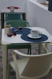 une table avec une tasse de café et une paire de lunettes dans l'établissement Perto do Mar, Alojamento Local - Espaço T2 privativo, à Vagos
