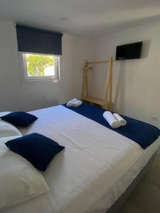 a large white bed in a room with a window at Perto do Mar, Alojamento Local - Espaço T2 privativo in Vagos