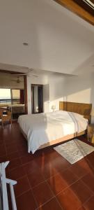 une chambre avec un grand lit blanc dans une pièce dans l'établissement Apartment with a stunning view over Sesimbra, à Sesimbra