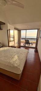 une chambre avec un lit et une vue sur l'océan dans l'établissement Apartment with a stunning view over Sesimbra, à Sesimbra