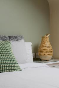 een slaapkamer met een bed met een vaas op een tafel bij Charming 1-Bed loft in Caerleon in Newport