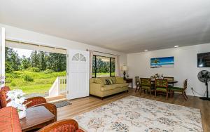 sala de estar con sofá y mesa en Hawaiian Plantation Style Home in Mountain View, en Mountain View