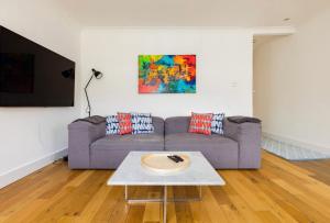 a living room with a couch and a table at Cool, Quiet Notting Hill 2 BED APT in London