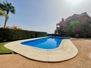 Piscina de la sau aproape de Calahonda luxury apartment with a stunning sea view