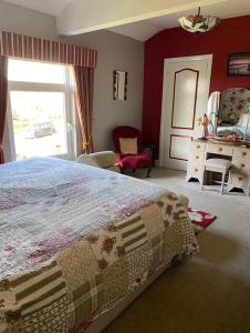 une chambre avec un grand lit et une fenêtre dans l'établissement Killerby Cottage Farm, à Scarborough 2 autres photos