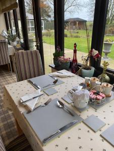een tafel met keukengerei bovenop een tafel bij Killerby Cottage Farm in Scarborough