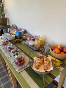 einen Tisch mit Frühstückszutaten und Obst darauf in der Unterkunft Killerby Cottage Farm in Scarborough