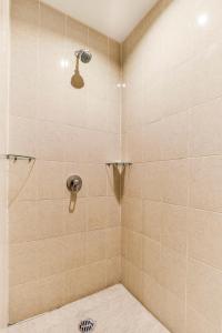a bathroom with a shower with a shower head at First Inn Hotel & Business in Texcoco de Mora