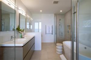 Een badkamer bij Azura Bermuda