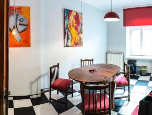 a dining room with a table and chairs at Apartament Cafe Belg in Częstochowa