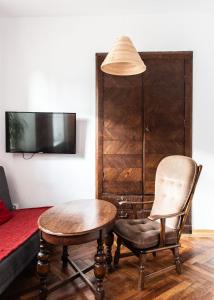 um quarto com uma mesa, uma cadeira e uma cama em Apartament Cafe Belg em Czestochowa