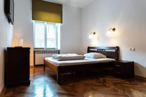 um quarto com uma cama e uma janela em Apartament Cafe Belg em Czestochowa