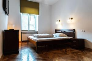 a bedroom with a bed and a window at Apartament Cafe Belg in Częstochowa