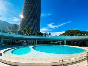 a large swimming pool in front of a building at Hotel Nacional Vista Mar c/ Banheira in Rio de Janeiro