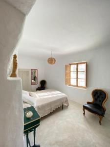 Un dormitorio con una cama y una mesa y una ventana. en Villa Mi Marino, en Fernán Pérez