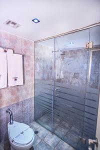 un bagno con doccia in vetro e WC di Motel Mediterraneo a Mexicali