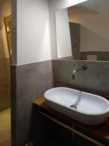 ein Badezimmer mit einem weißen Waschbecken und einem Spiegel in der Unterkunft RESIDENZA BERETTA Como Lake -A- in Orsenigo